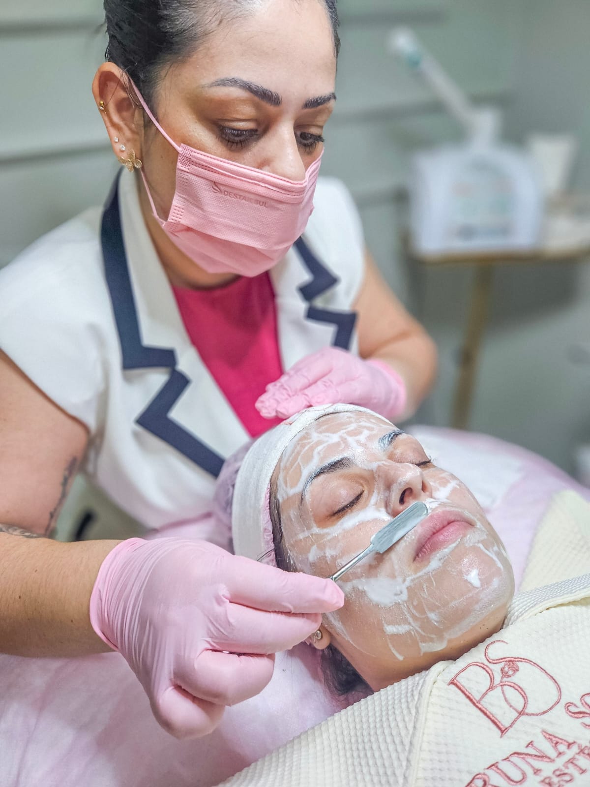Atendimento facial com técnica e cuidado