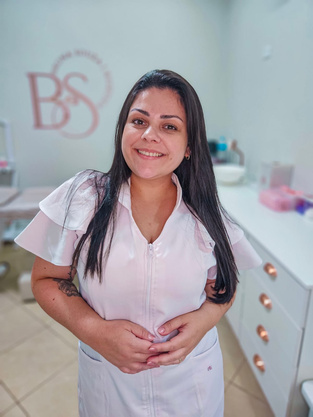 Bruna Souza, especialista em estética facial, no espaço de atendimento